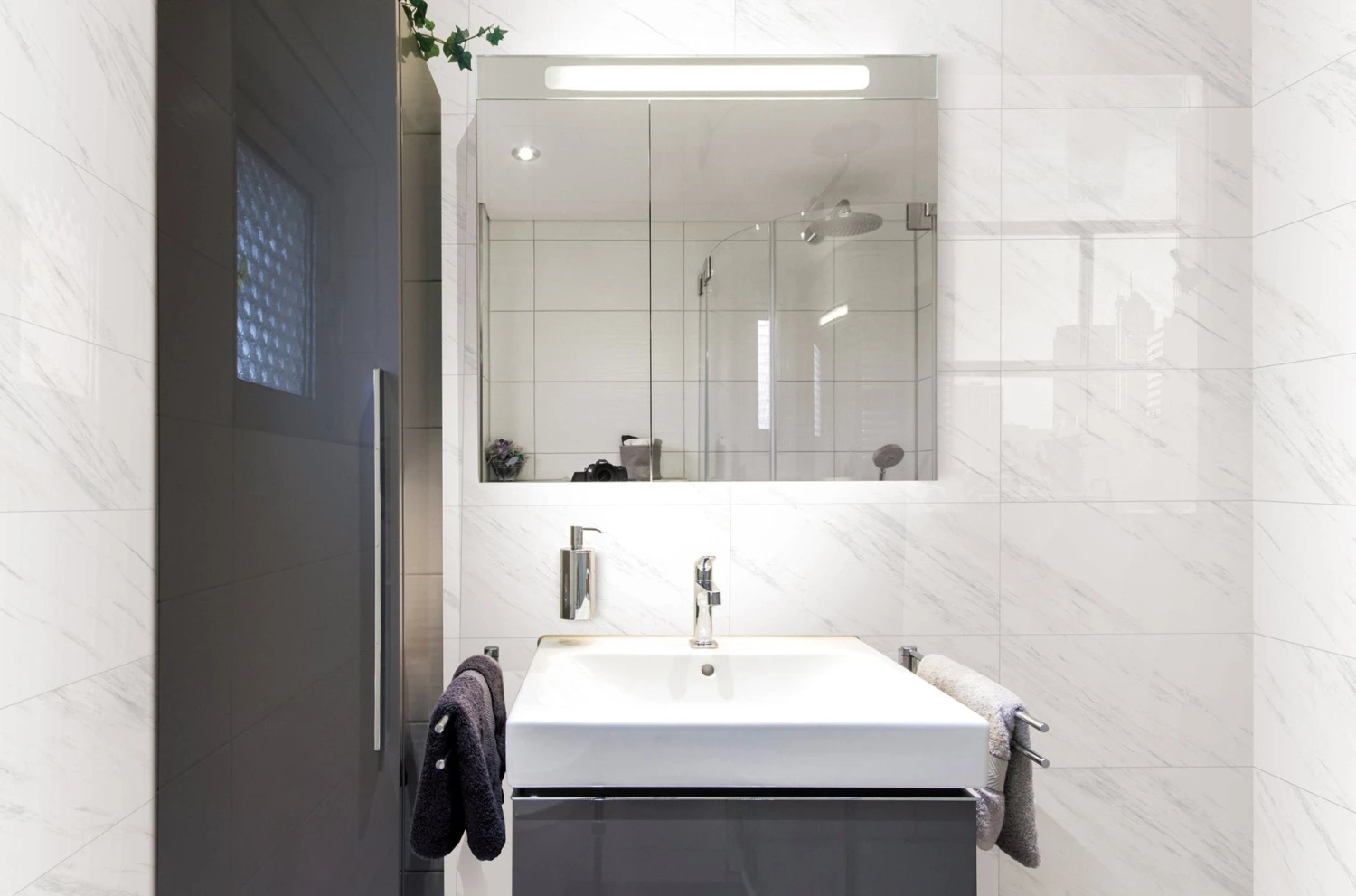 Tauleto Bianco Polished Porcelain Tile 4 Tauleto Bianco Polished Porcelain Tile - Image 4